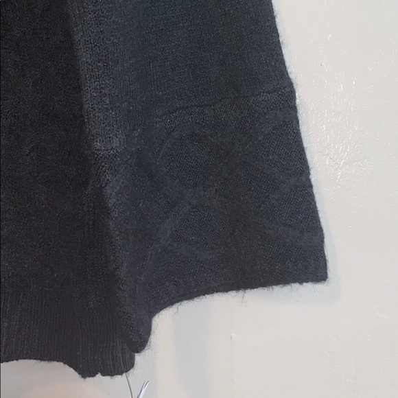 Liz Claiborne black bell-sleeved texture sweater! - Picture 2 of 4